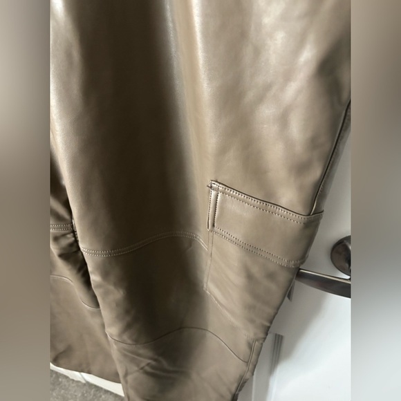 Abercrombie | Curve Love 90s Relaxed High Rise Vegan Leather Cargo Pants | 33/16 - Picture 3 of 6